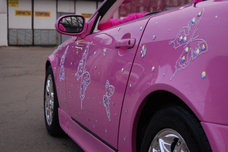 Авто в розовых стразах