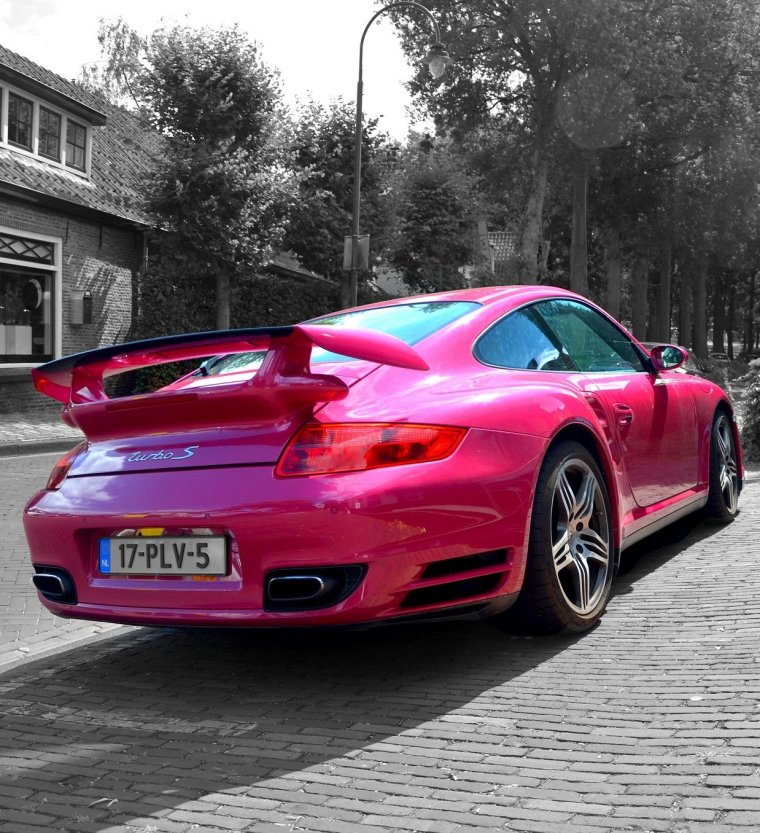 Машина розовая Порше Панамера