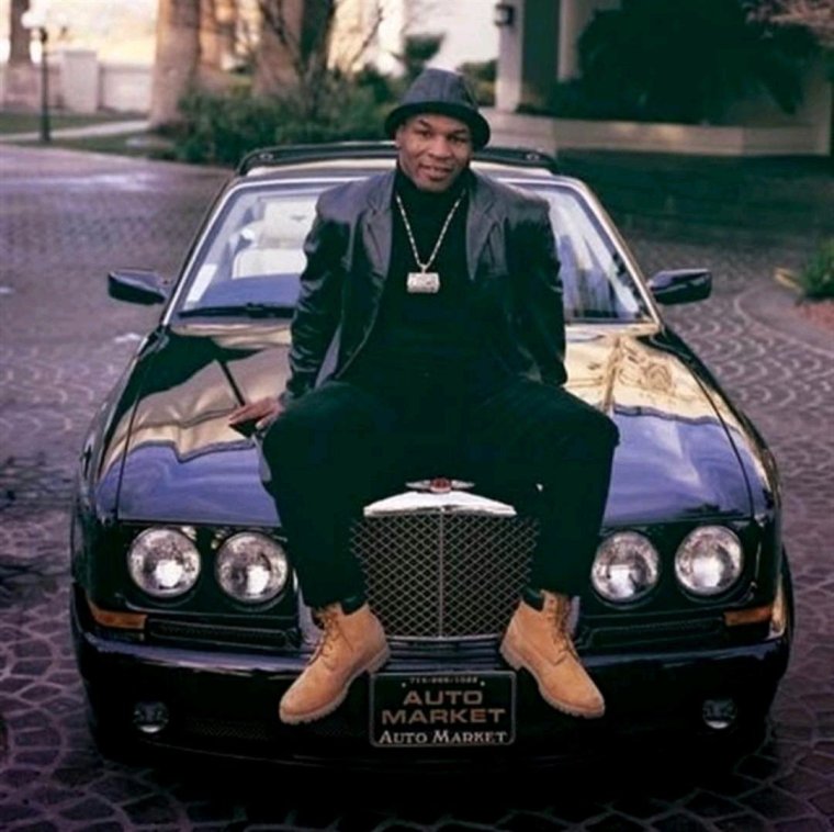 Майк Тайсон возле машины