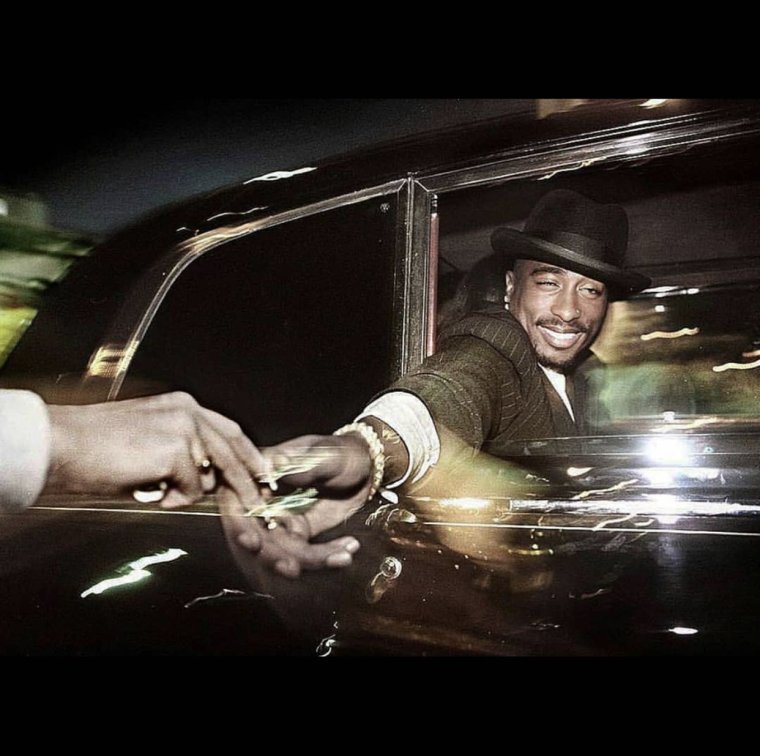 Тупак на фоне машины