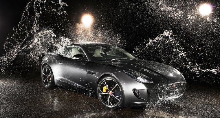 Мойка авто на темном фоне