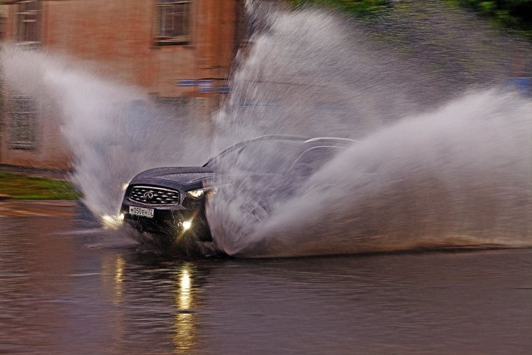 Машина по лужам