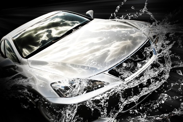 Машина в брызгах воды