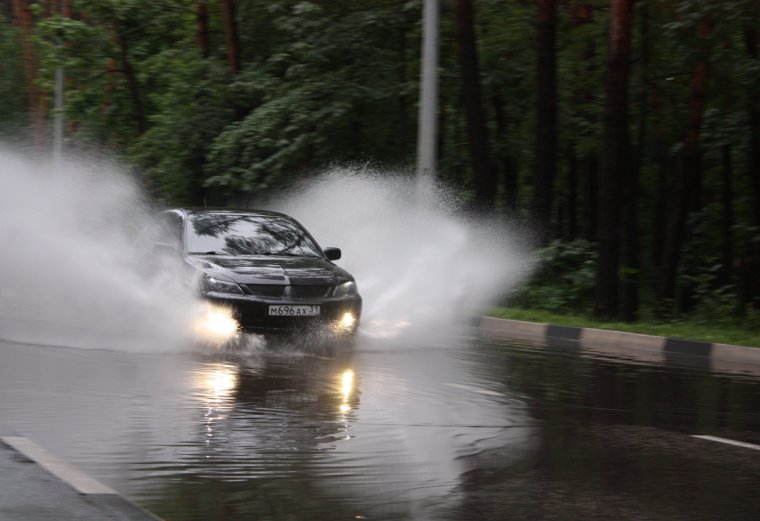 Машина в луже