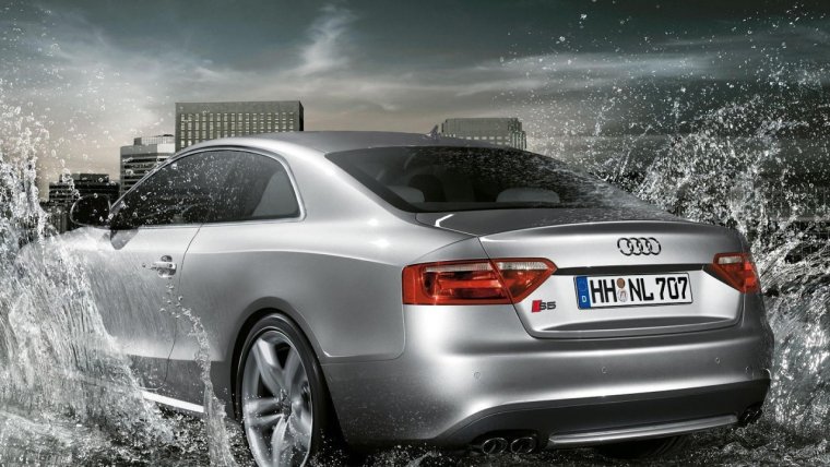 Авто в брызгах воды