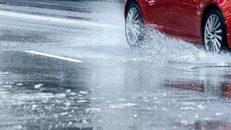 Машина лужа брызги