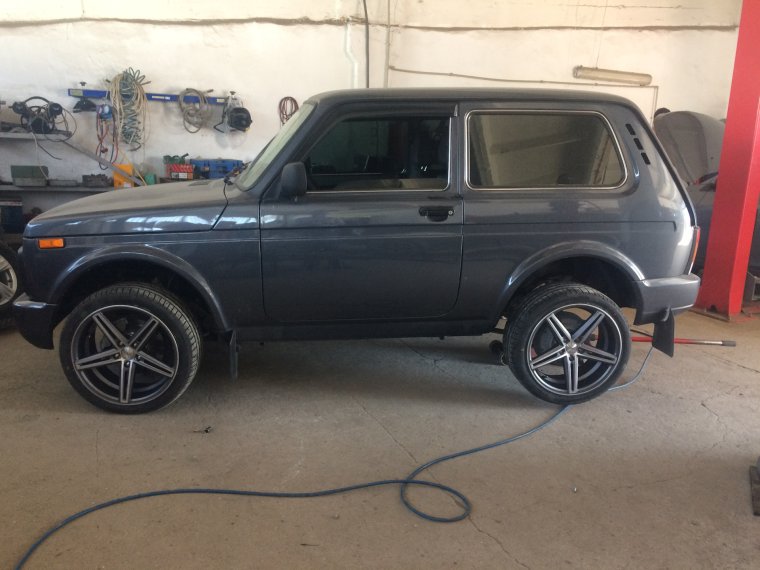 235/45 R18 на ниву