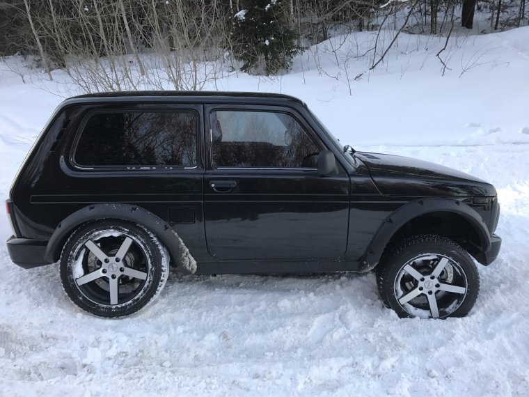 Нива 2131 черная на литье Блэк эдишн