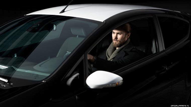 Черная крыша на белом авто