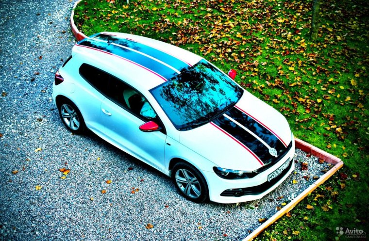 Белая машина с полосками