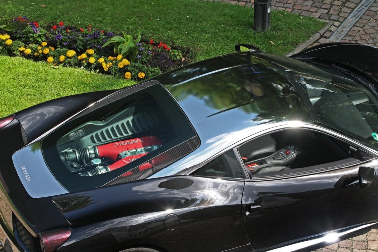 Машина с зеркальной крышей