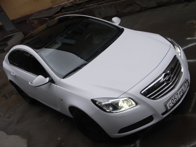 Опель Инсигния белая с черной крышей