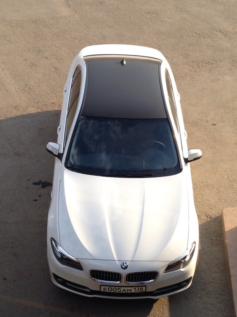 Белая БМВ ф10 с черной крышей