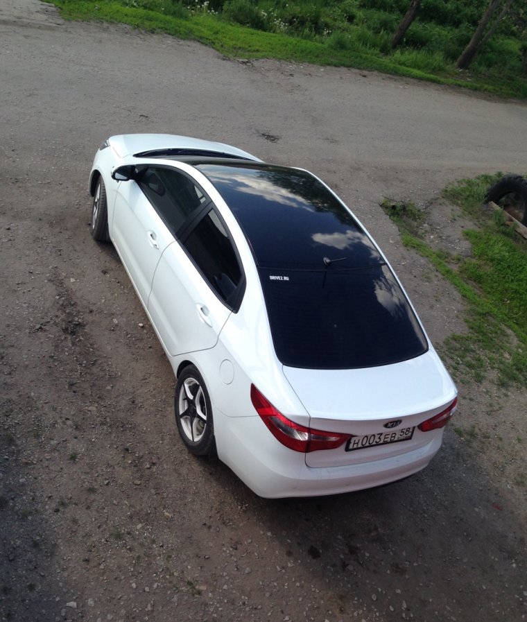 Белая Киа Рио с черной крышей