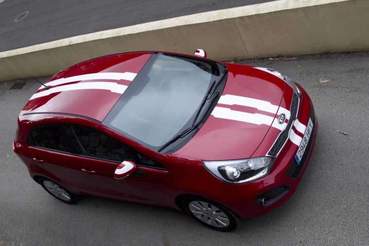 Красная машина с черной крышей