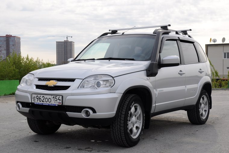 Нива Шевроле Бертоне белая