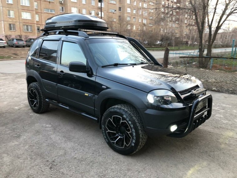 Нива Шевроле 2005 года черная в обвесе