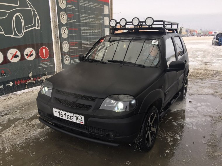 Niva Chevrolet в черном рапторе
