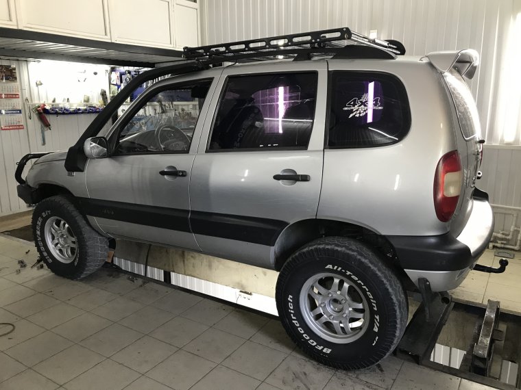 Нива Шевроле 2008 года на больших колесах