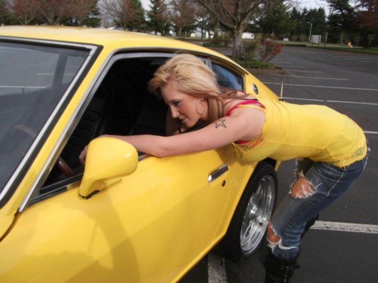 Девушка продает авто