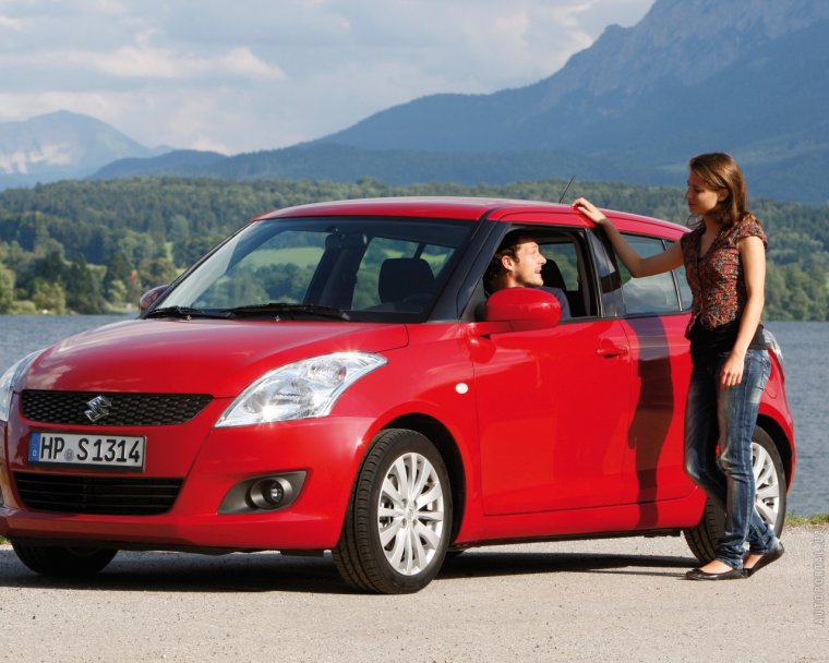 Машина в подарок с бантом девушке