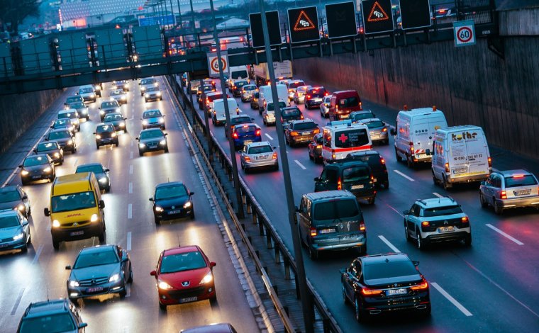 Машины едут по улице