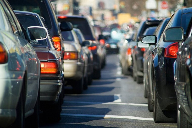 Несколько машин на дороге