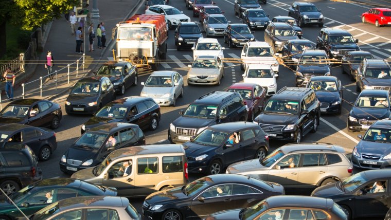 Много машин на дороге