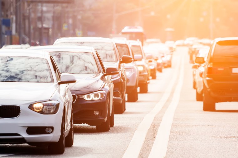 Машины едут друг за другом