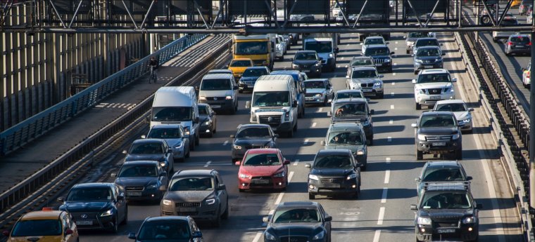 Машина едет по Москве