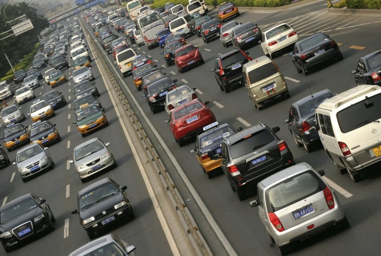 Много машин на дороге