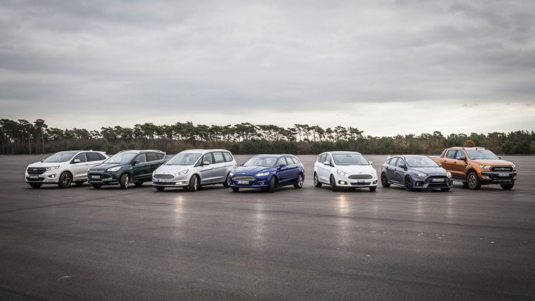 Много машин в ряд