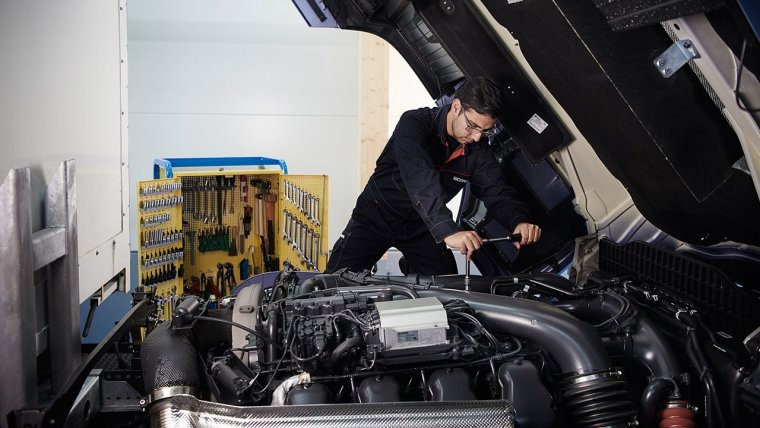 Автомеханик фуры