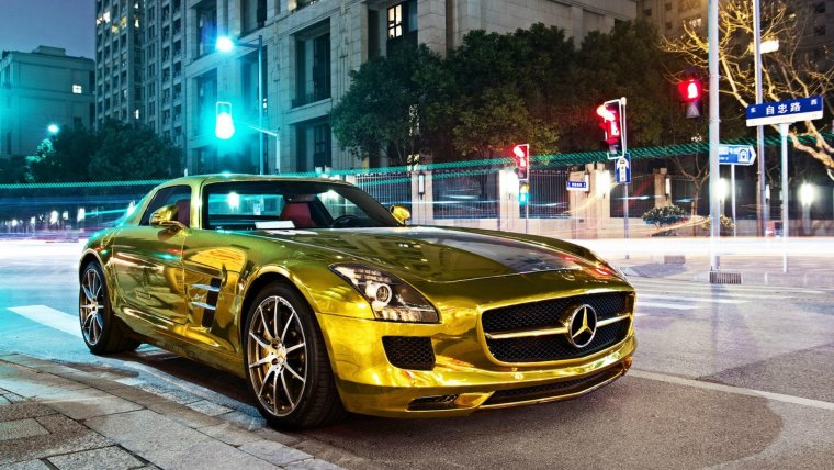 Золотой Mercedes-Benz SLS AMG.