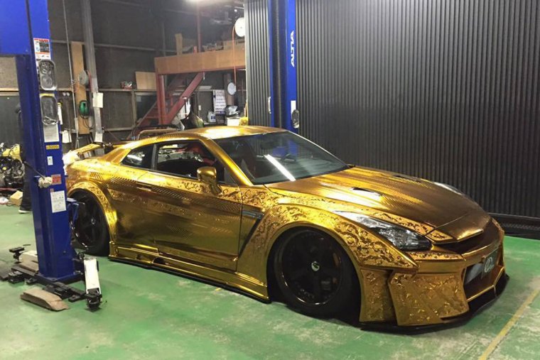 Золотой японский GTR r35