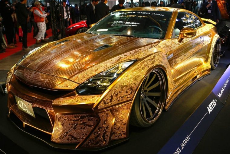 Золотой японский GTR r35