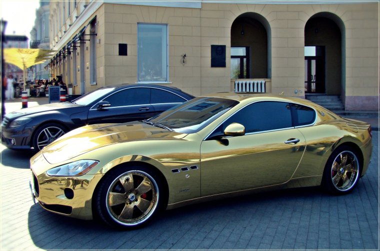 Золотистый серебристый автомобиль