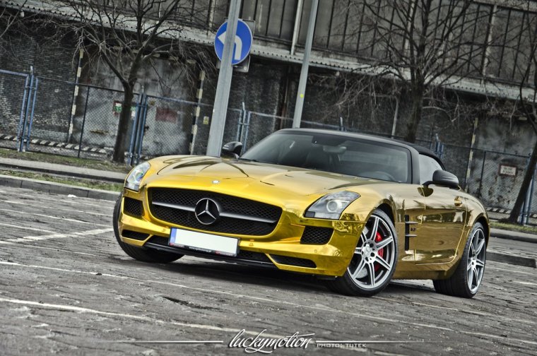 SLS AMG золотой