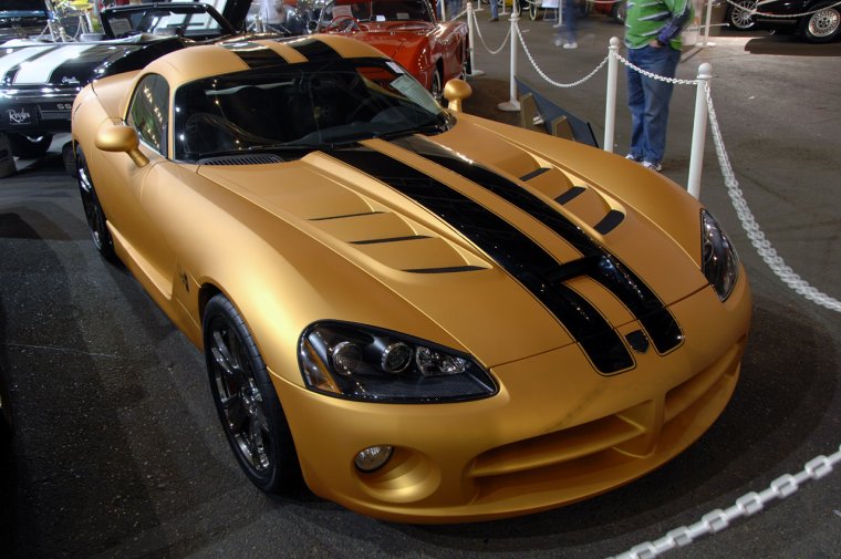 Темно золотистый цвет машины