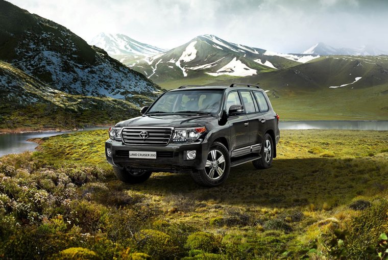 Toyota Land Cruiser 200 белый Дубаи
