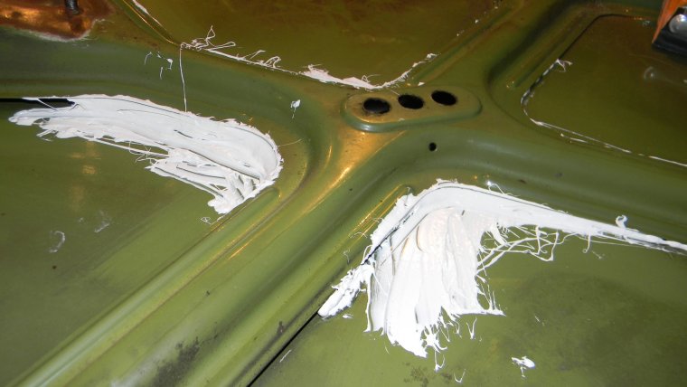 Коррозия на шве герметика капота