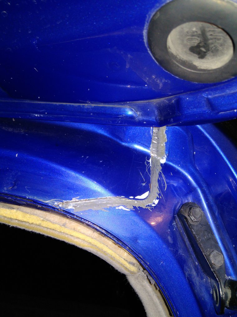 Заводской герметик в багажнике Ford Kuga 2008