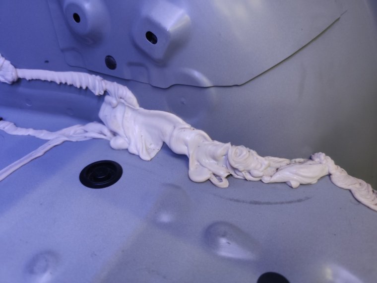 Заводской герметик в багажнике Мазда 3