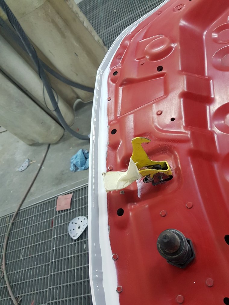 Нанесение герметика на капот