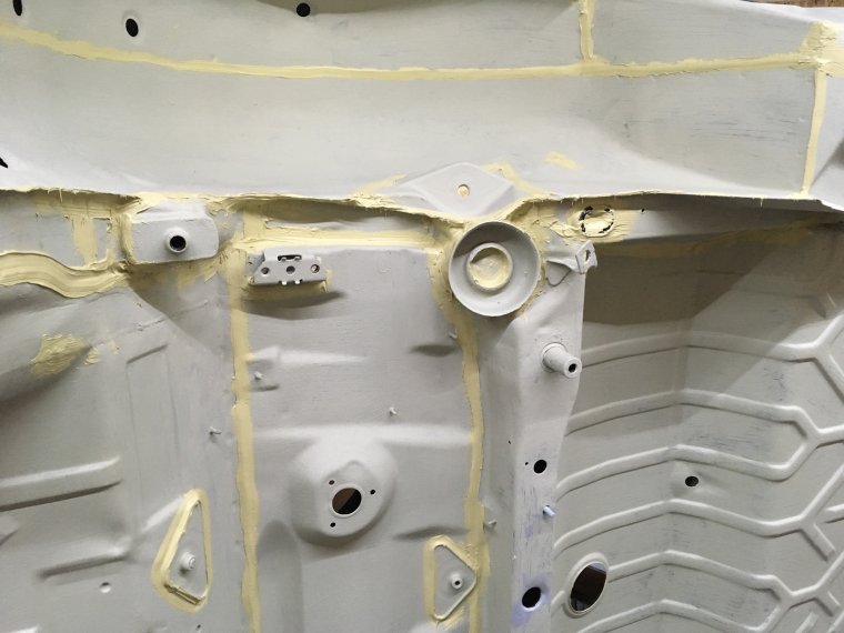 Заводской герметик в багажнике е210