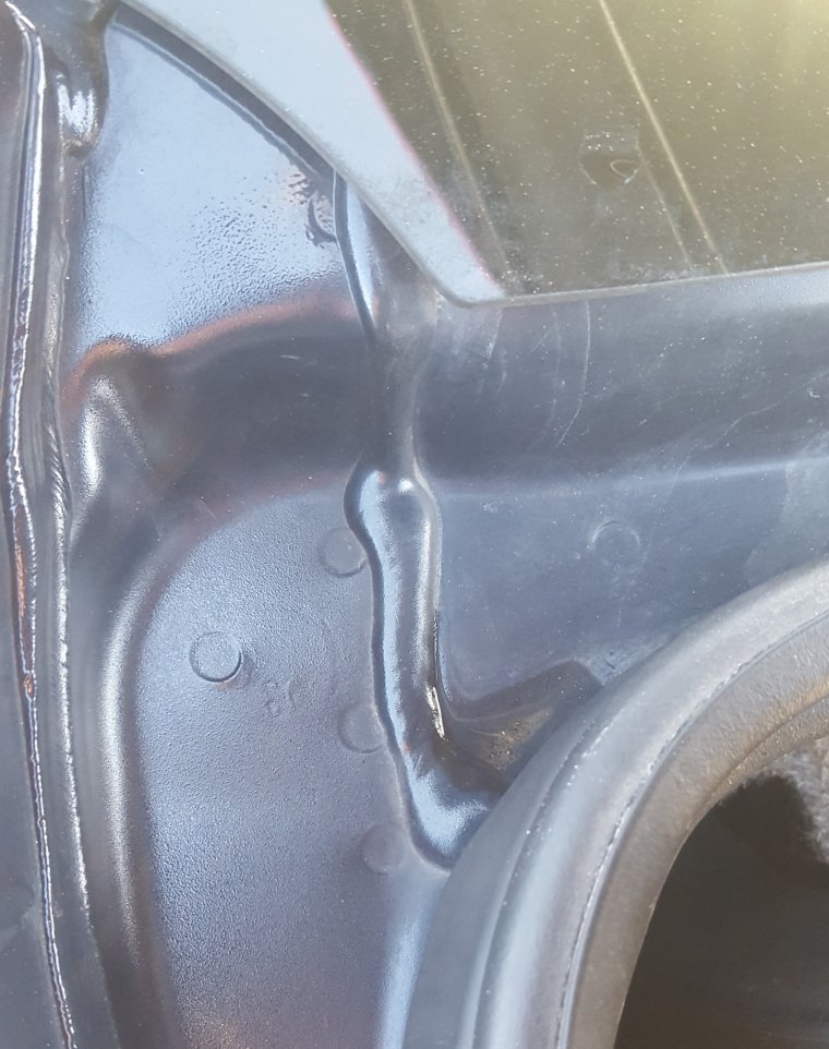 Заводской герметик на авто Ниссан Альмера