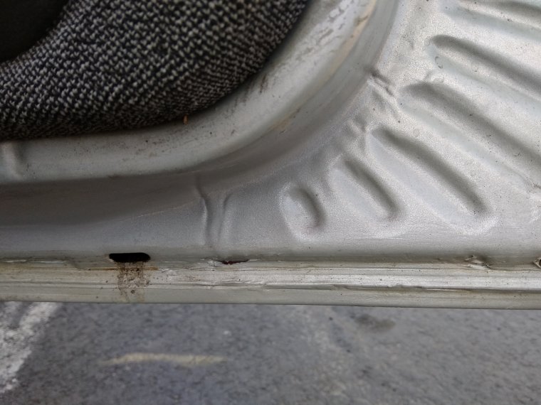 Шовный герметик на низ двери