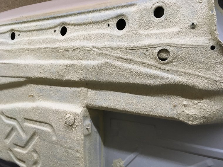 Нанесение распыляемого герметика на днище автомобиля