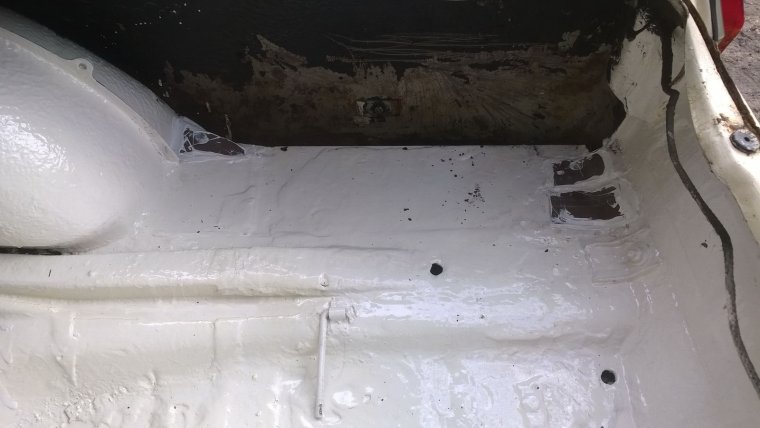 Заводской герметик на капоте ВАЗ 2110