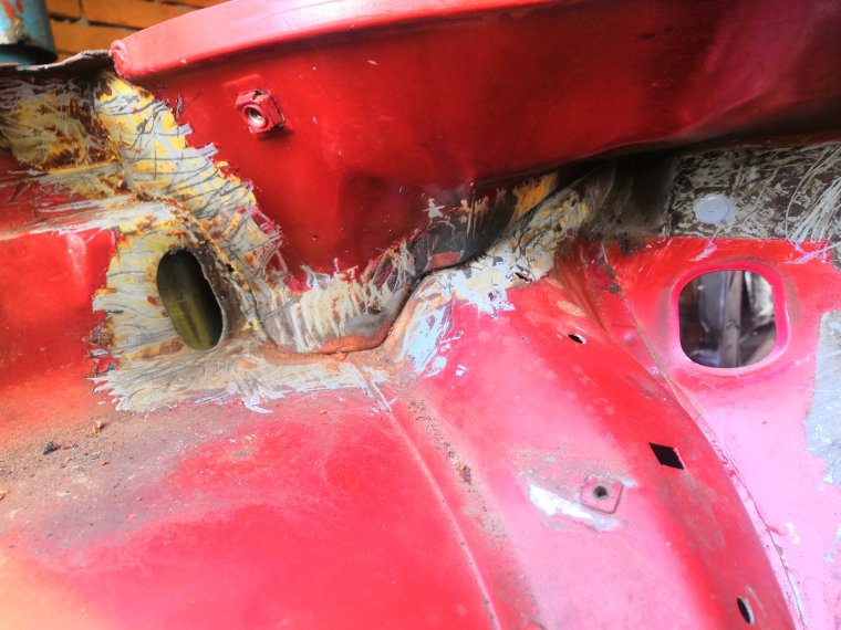 Заводской герметик швов автомобиля